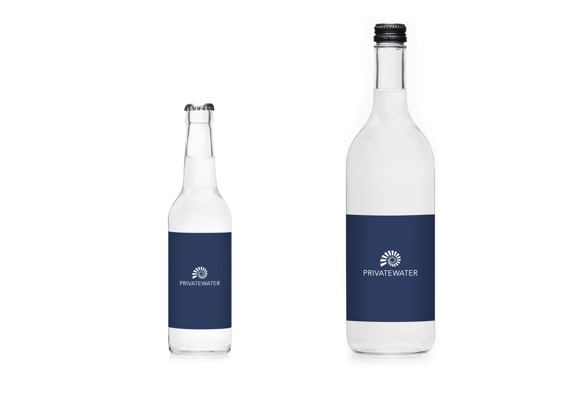 Logo på Naturlig Mineralvand på glasflasker